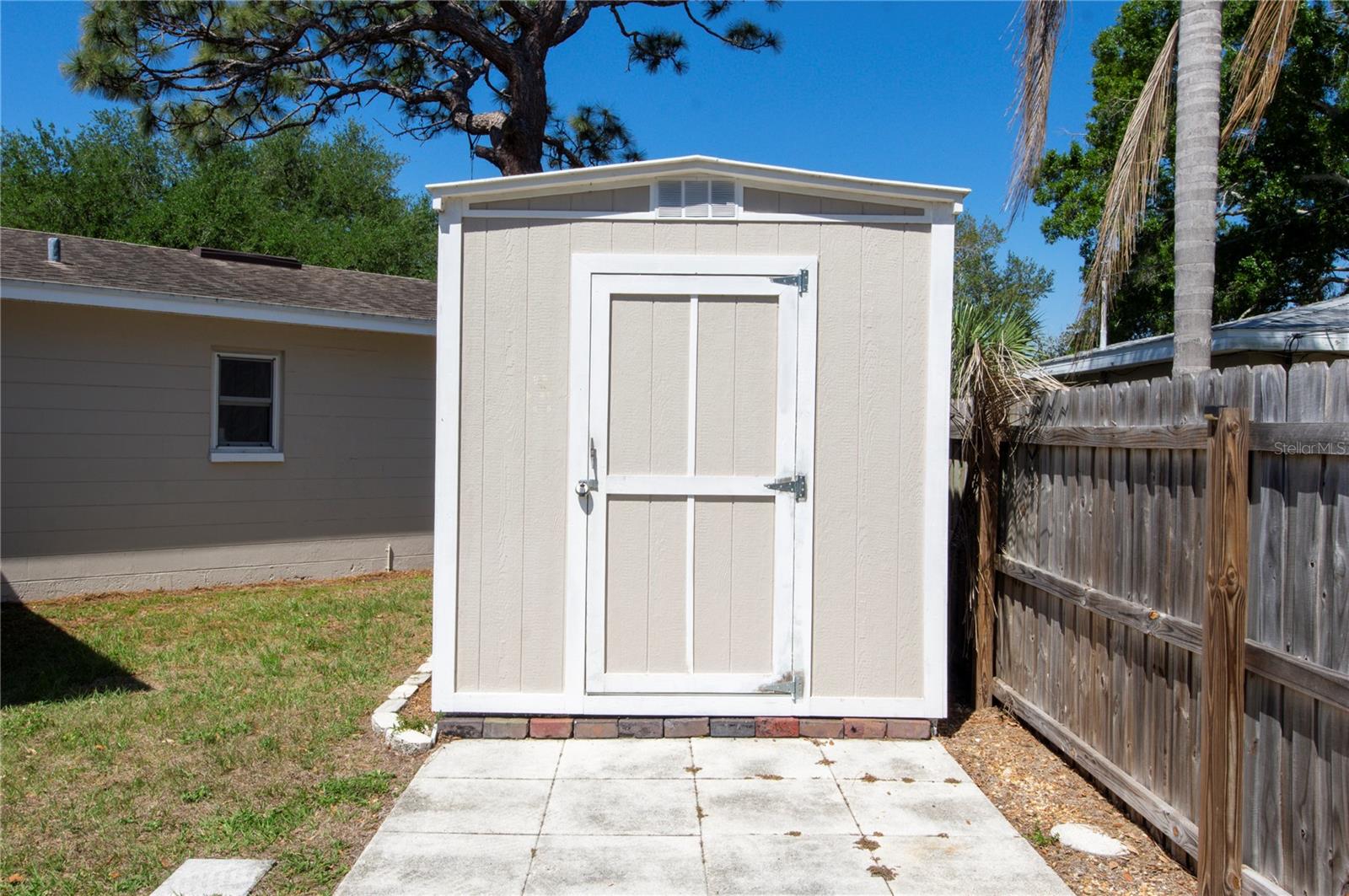 Listing photo id 15 for 6401 26th Way N