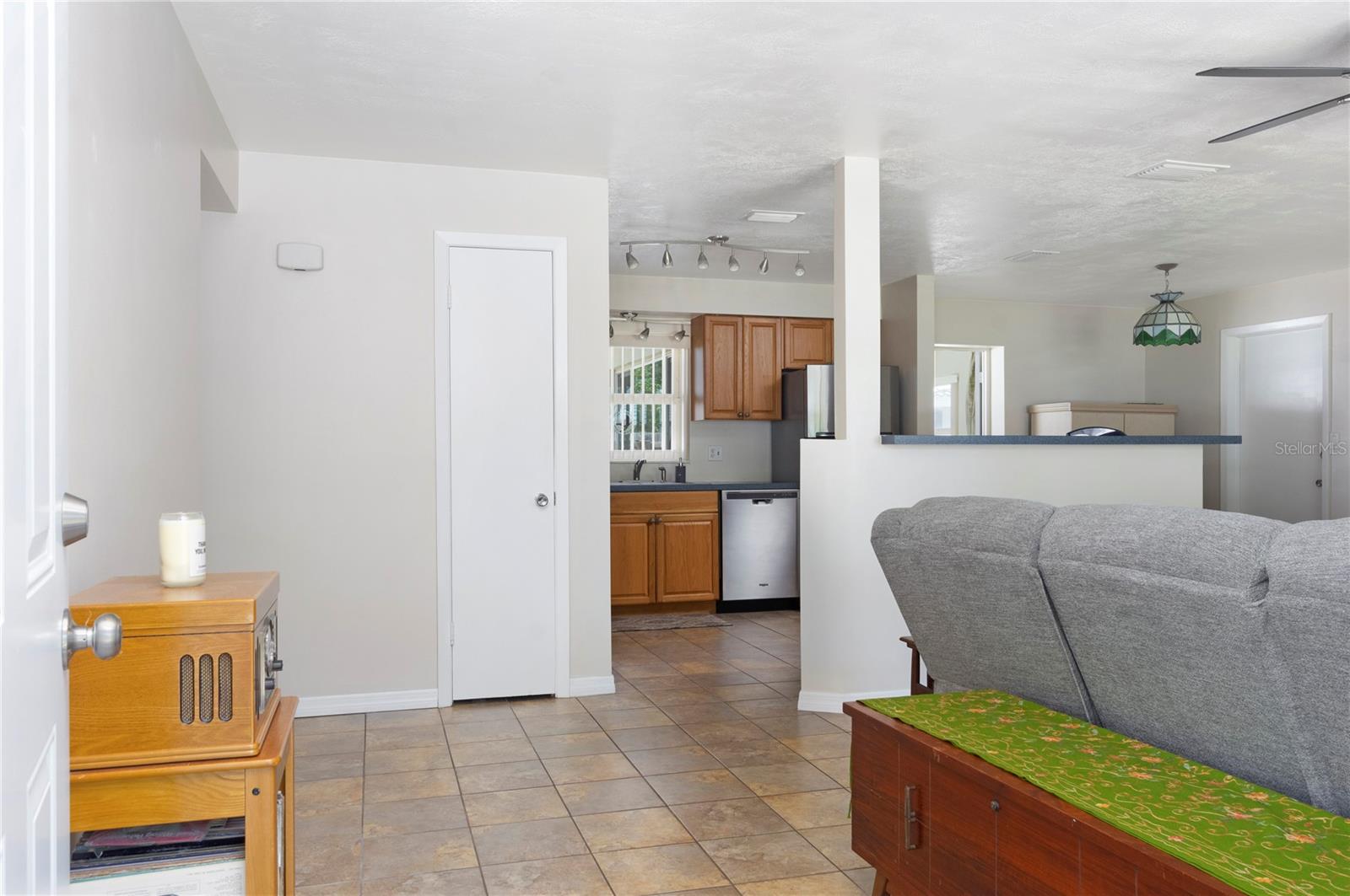 Listing photo id 0 for 6401 26th Way N