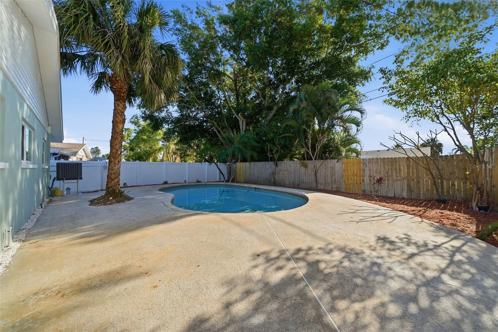 Image 35 of 43 For 5611 Venetian Boulevard Ne