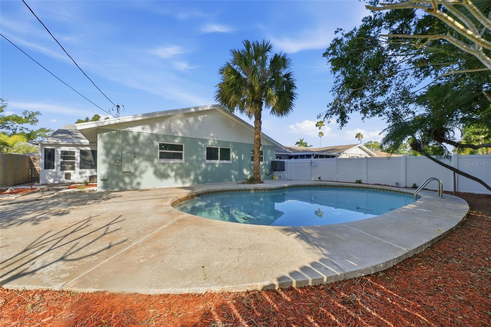 Image 36 of 43 For 5611 Venetian Boulevard Ne