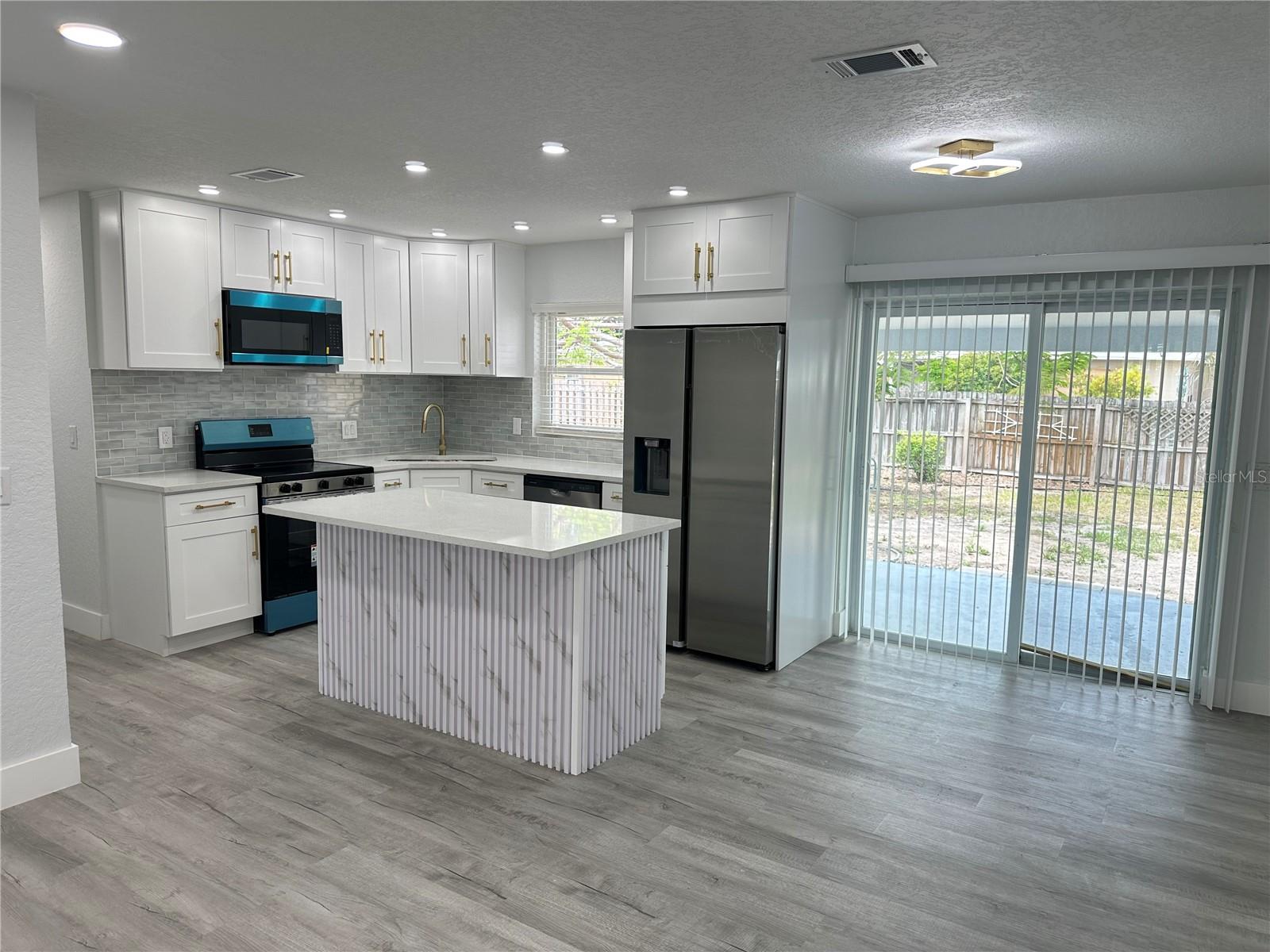 Image 11 of 52 For 6405 Manhattan Avenue