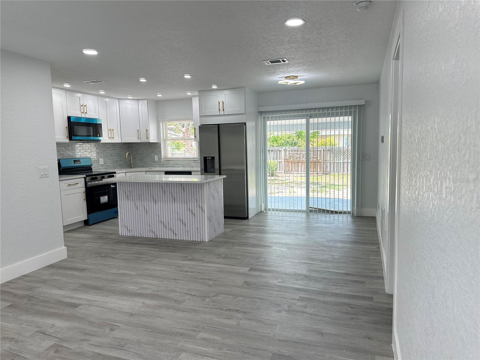 Image 7 of 52 For 6405 Manhattan Avenue