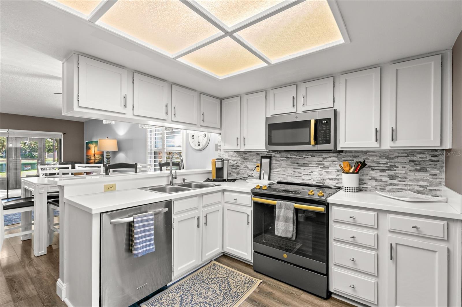 Image 5 of 15 For 237 Woodlake Wynde  237