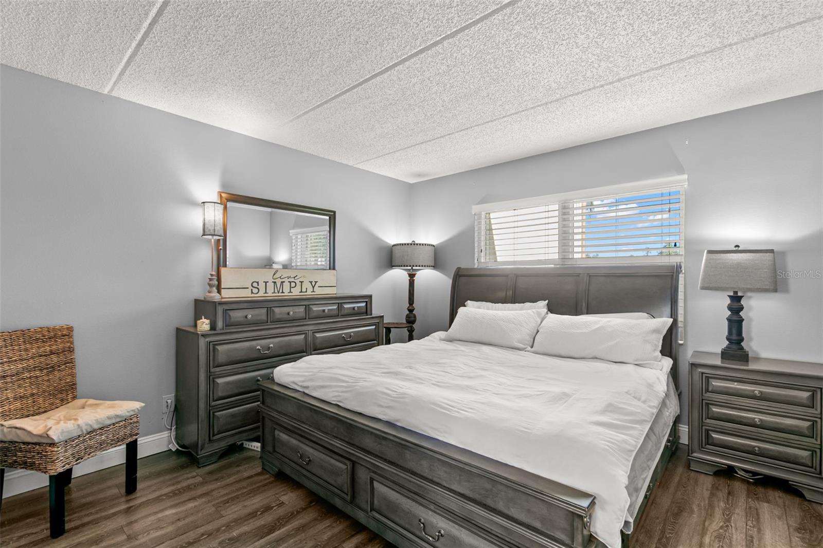 Image 8 of 15 For 237 Woodlake Wynde  237