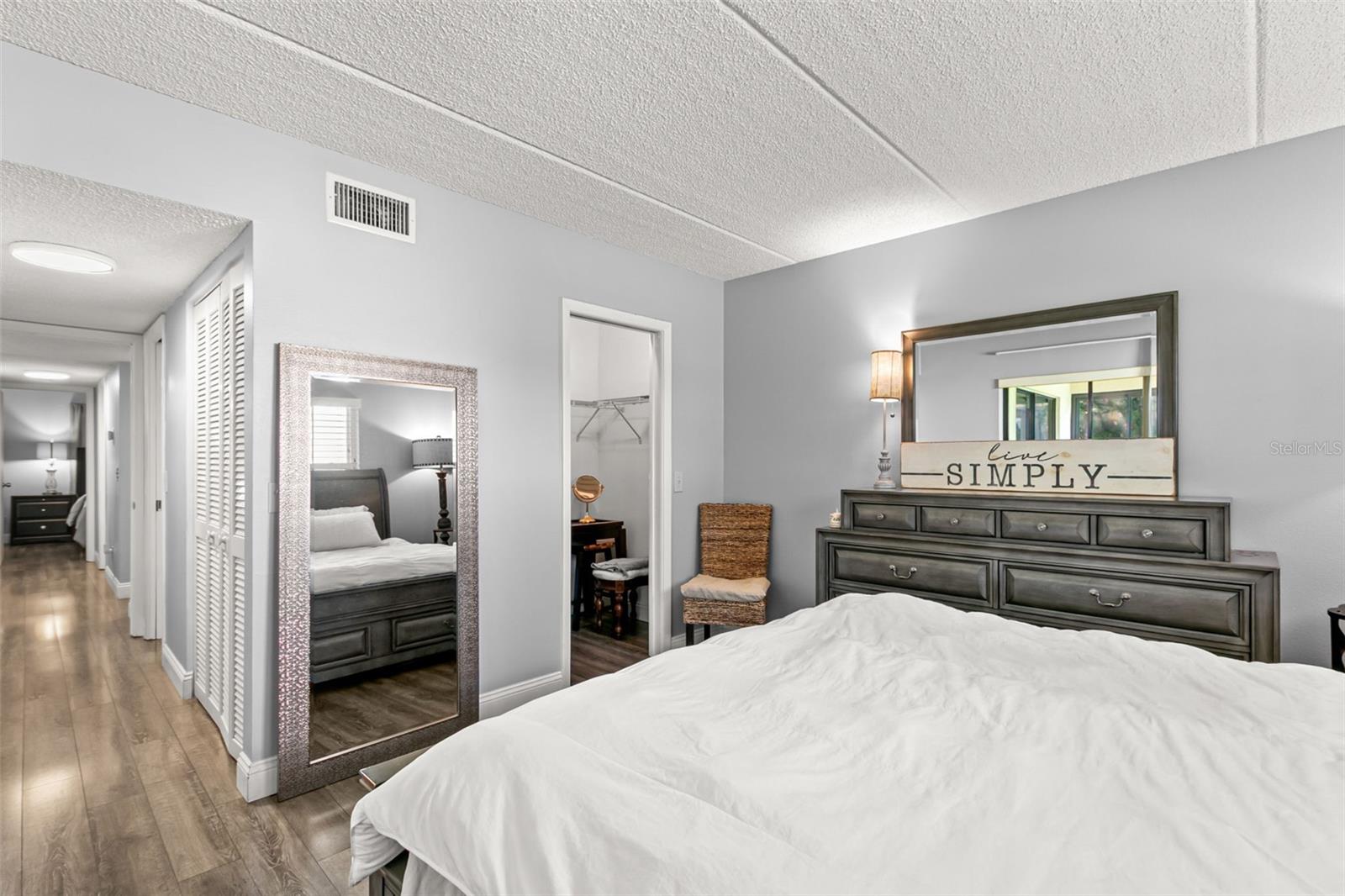 Image 9 of 15 For 237 Woodlake Wynde  237