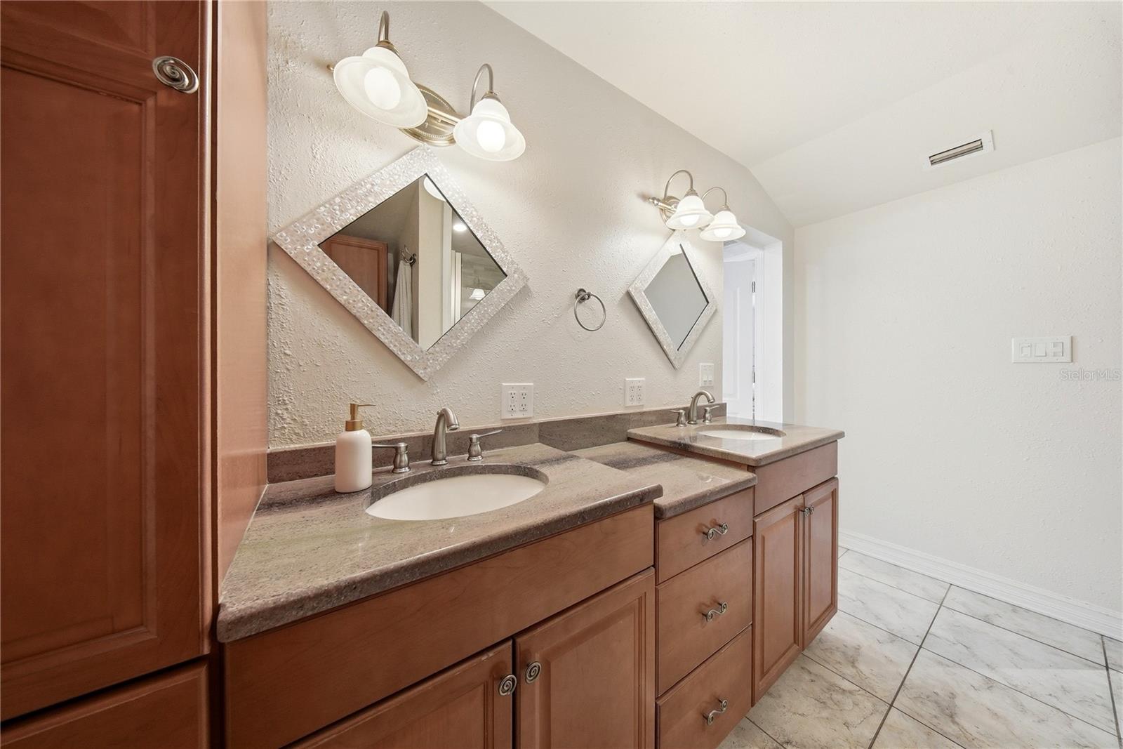 Image 22 of 56 For 3921 Bay To Bay Boulevard