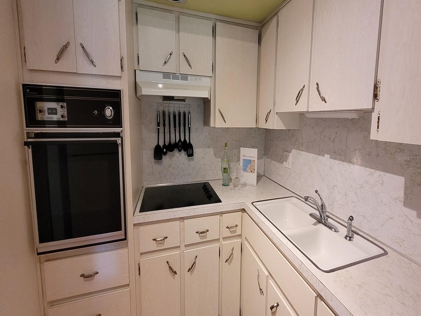 Image 13 of 35 For 2298 Netherlands Drive 32