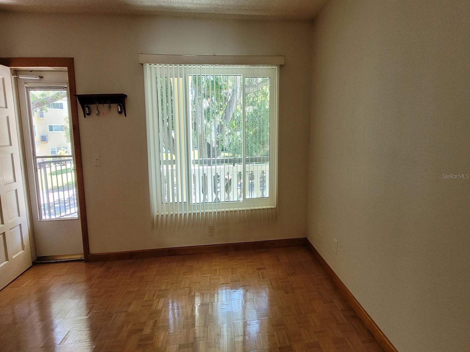 Image 6 of 35 For 2298 Netherlands Drive 32