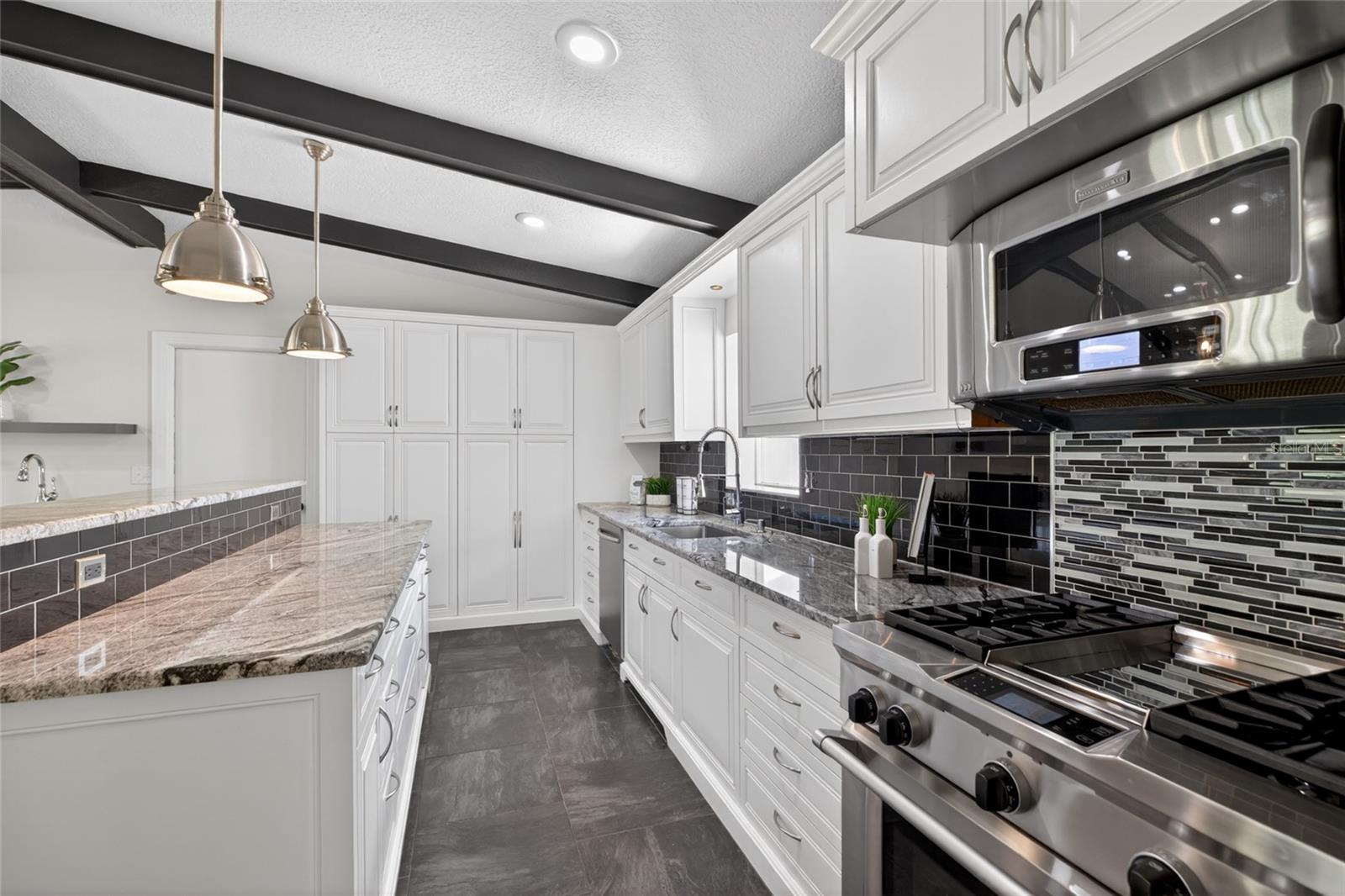 Listing photo id 26 for 13522 Avista Drive