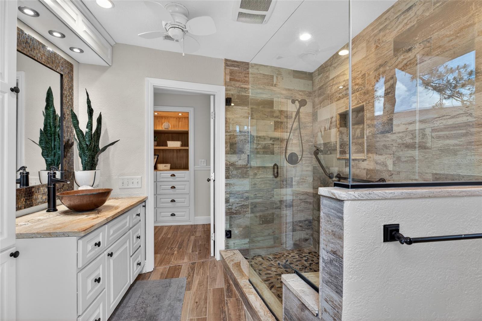 Listing photo id 40 for 13522 Avista Drive
