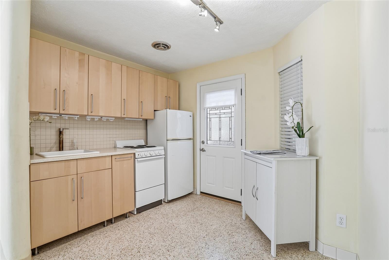 Image 21 of 27 For 145 10th Avenue N 1