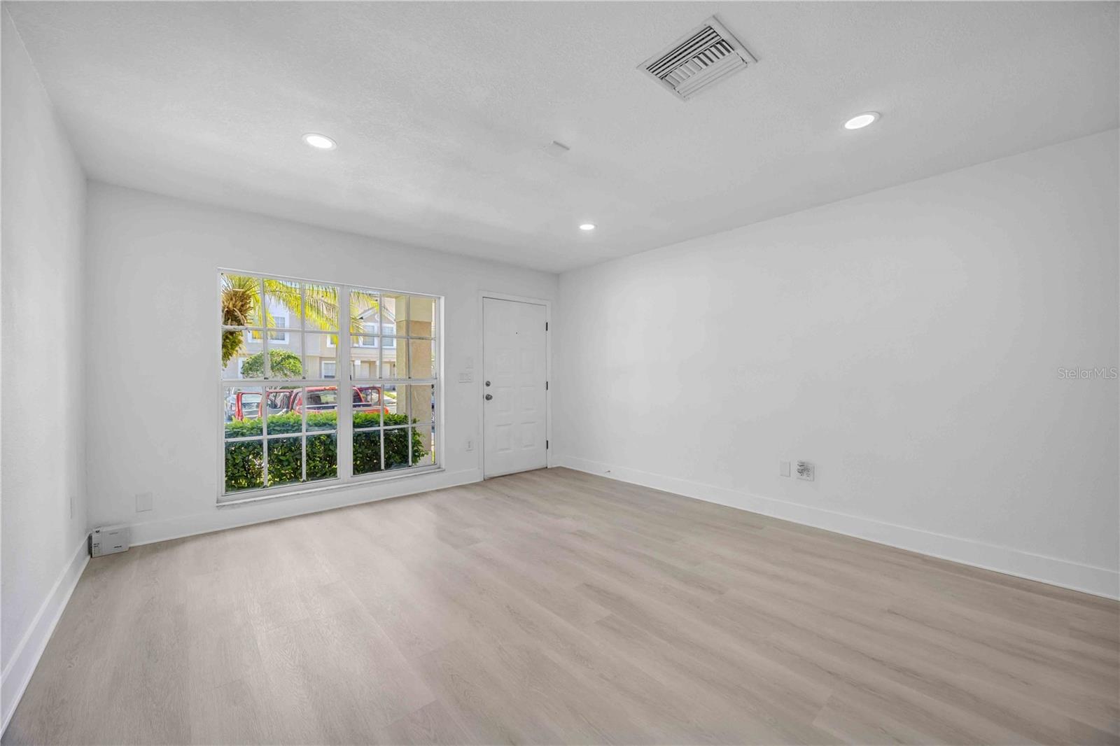 Image 8 of 65 For 727 Kensington Lake Circle