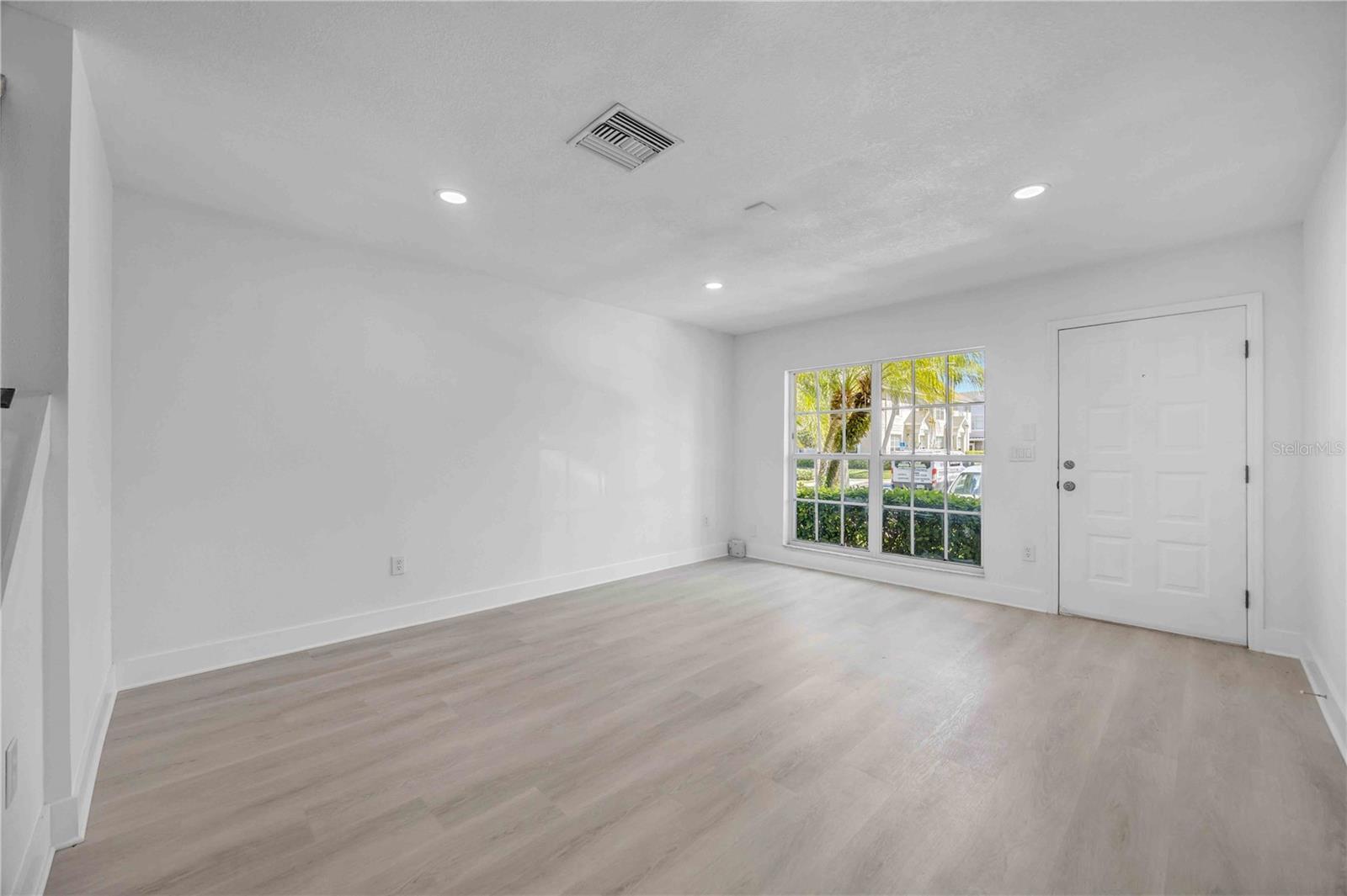 Image 9 of 65 For 727 Kensington Lake Circle