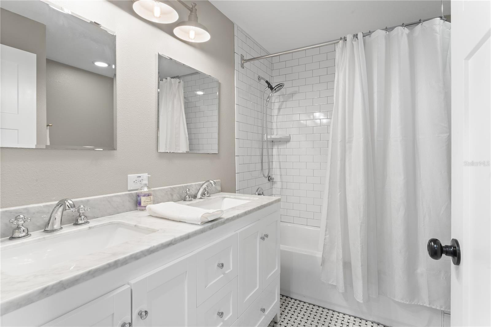 Image 23 of 31 For 117 Giddens Avenue