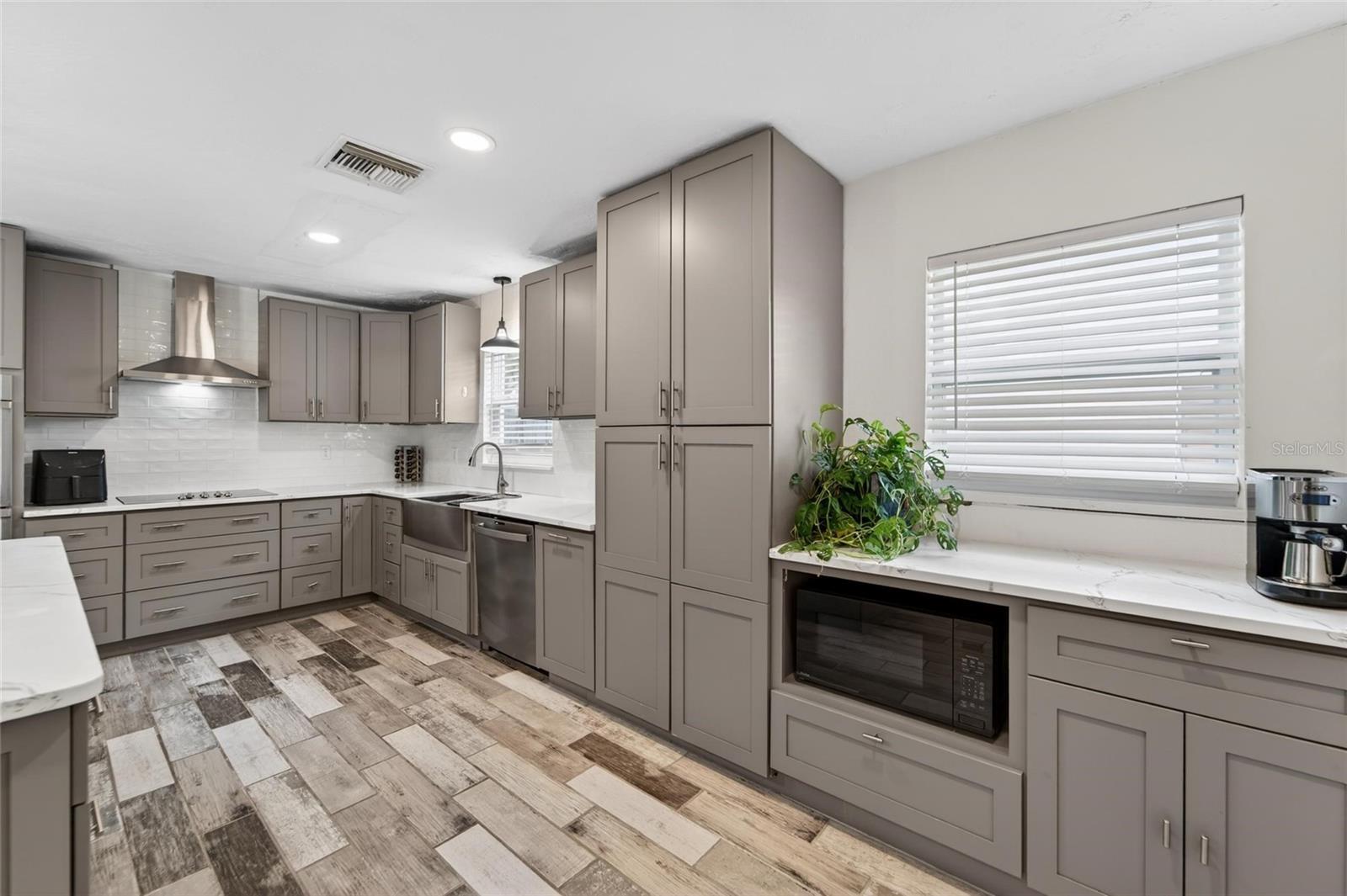 Listing photo id 9 for 2842 61st Lane N