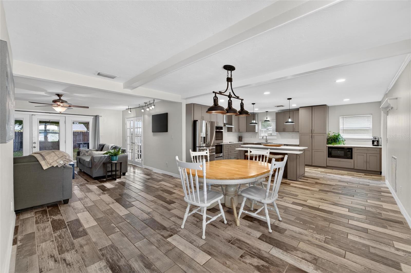 Listing photo id 10 for 2842 61st Lane N