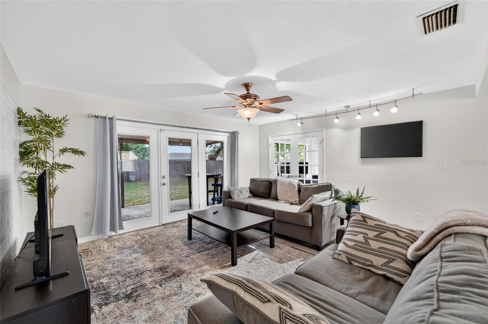 Listing photo id 13 for 2842 61st Lane N