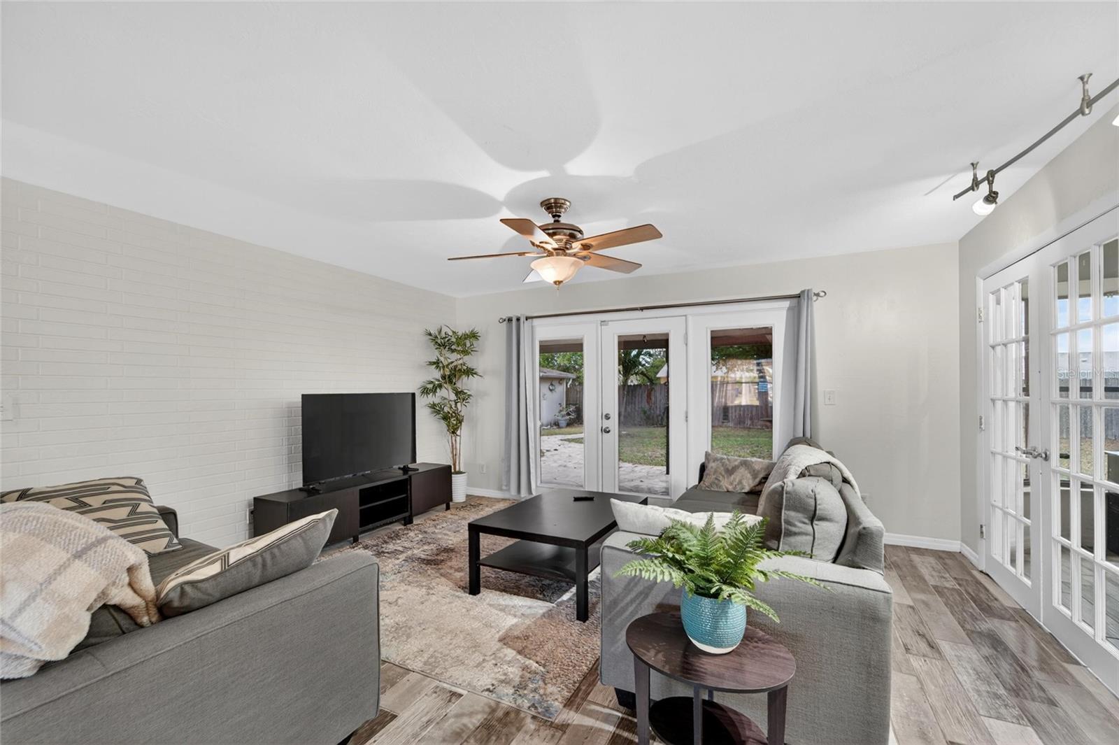 Listing photo id 14 for 2842 61st Lane N