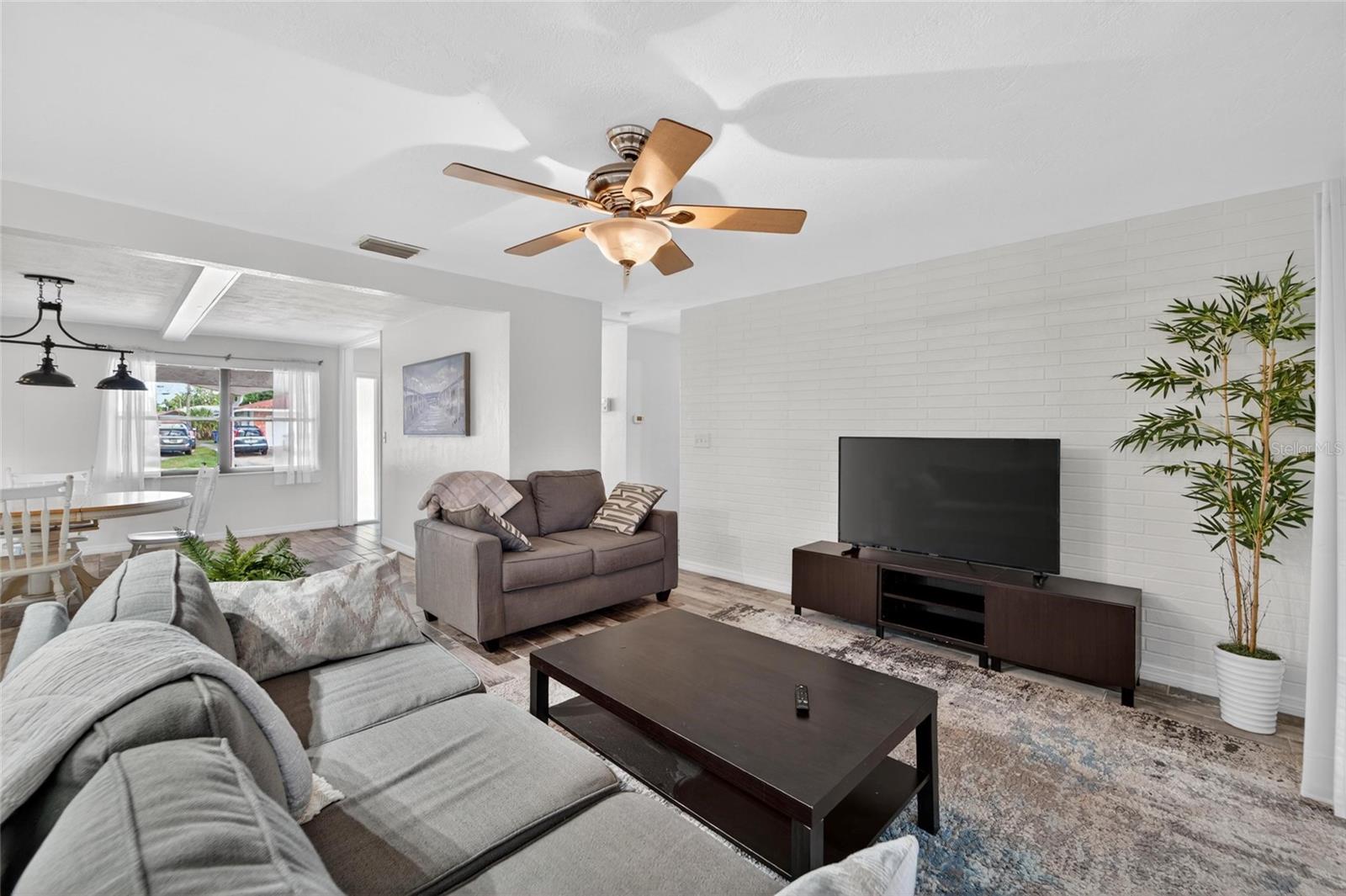 Listing photo id 15 for 2842 61st Lane N