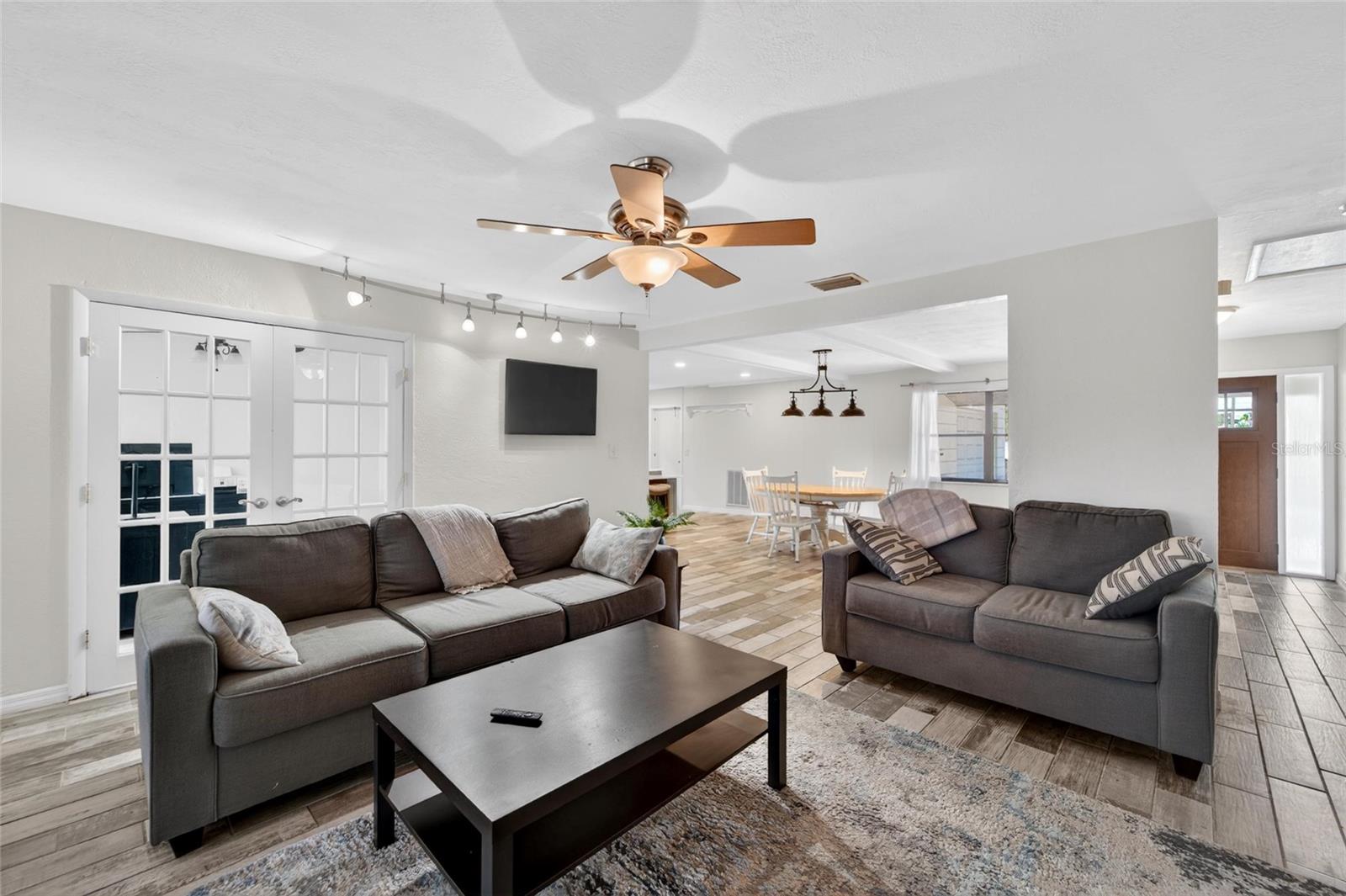 Listing photo id 16 for 2842 61st Lane N