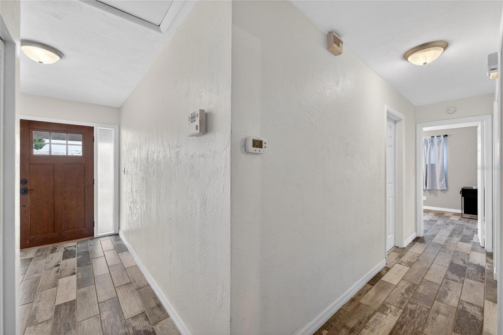 Listing photo id 17 for 2842 61st Lane N