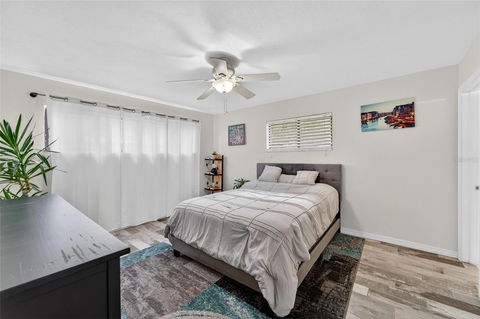 Listing photo id 19 for 2842 61st Lane N