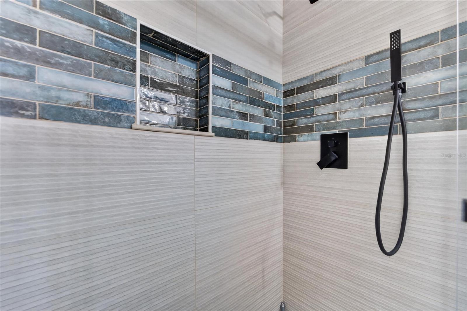 Listing photo id 25 for 2842 61st Lane N