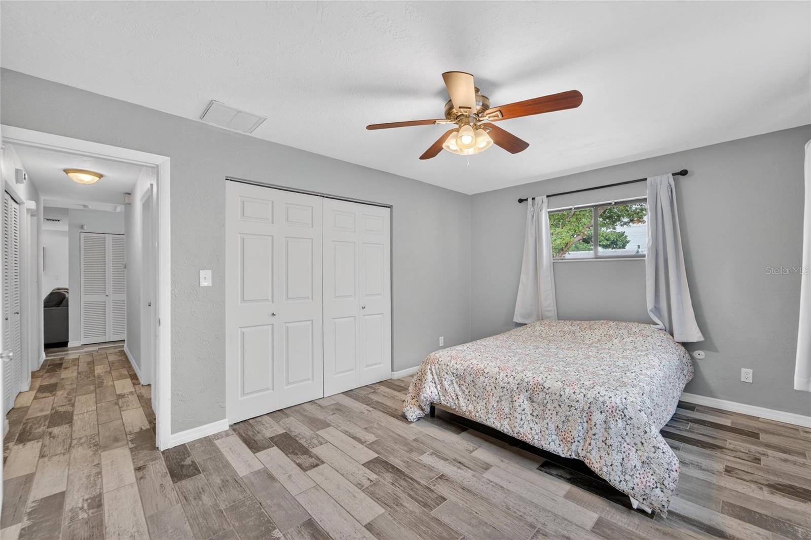 Listing photo id 27 for 2842 61st Lane N