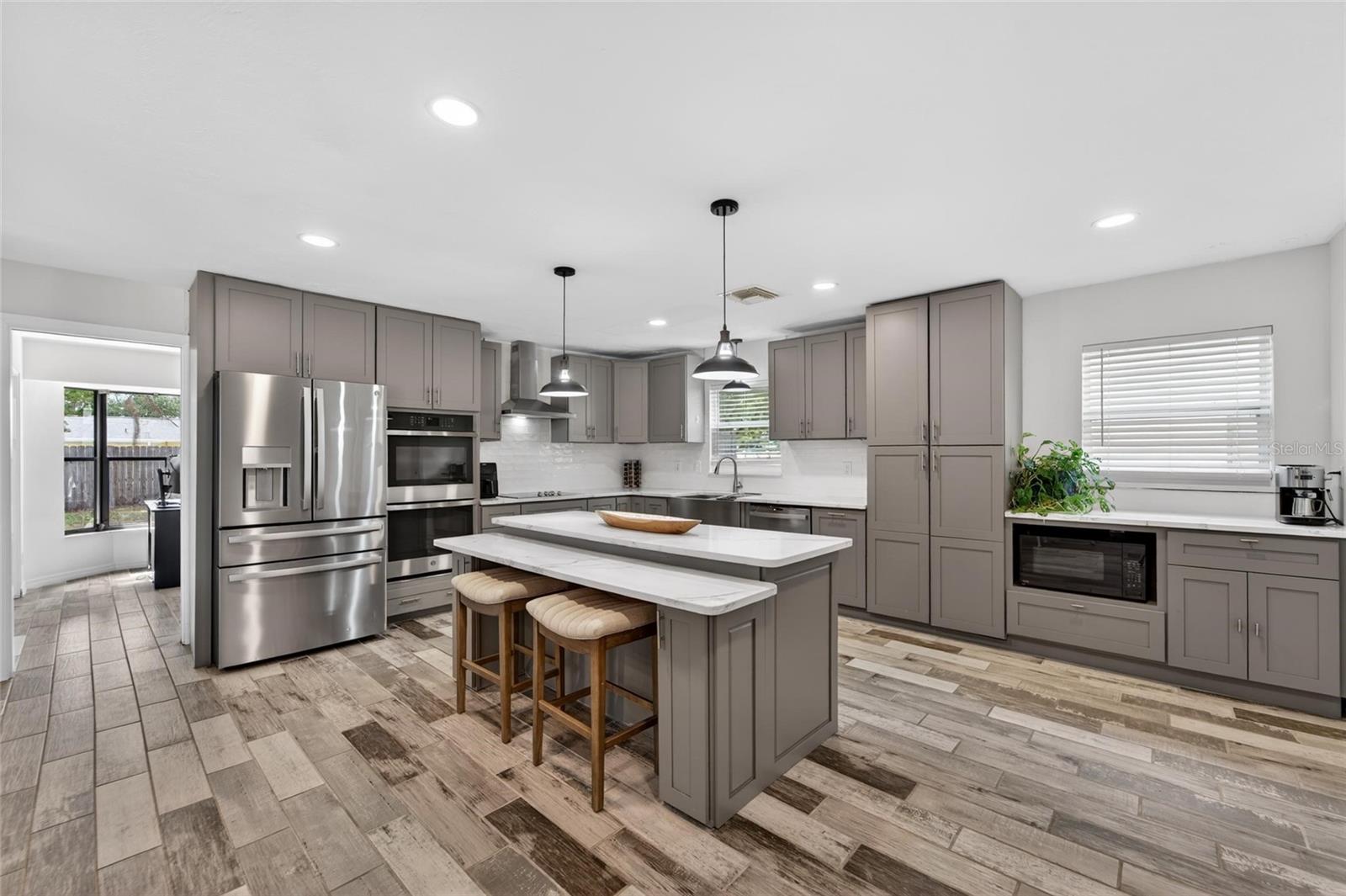 Listing photo id 3 for 2842 61st Lane N