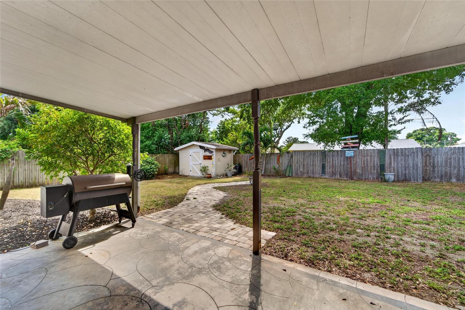 Listing photo id 48 for 2842 61st Lane N