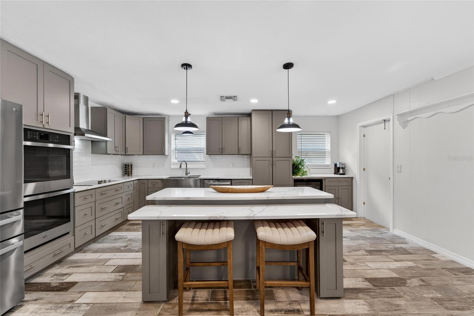 Listing photo id 4 for 2842 61st Lane N