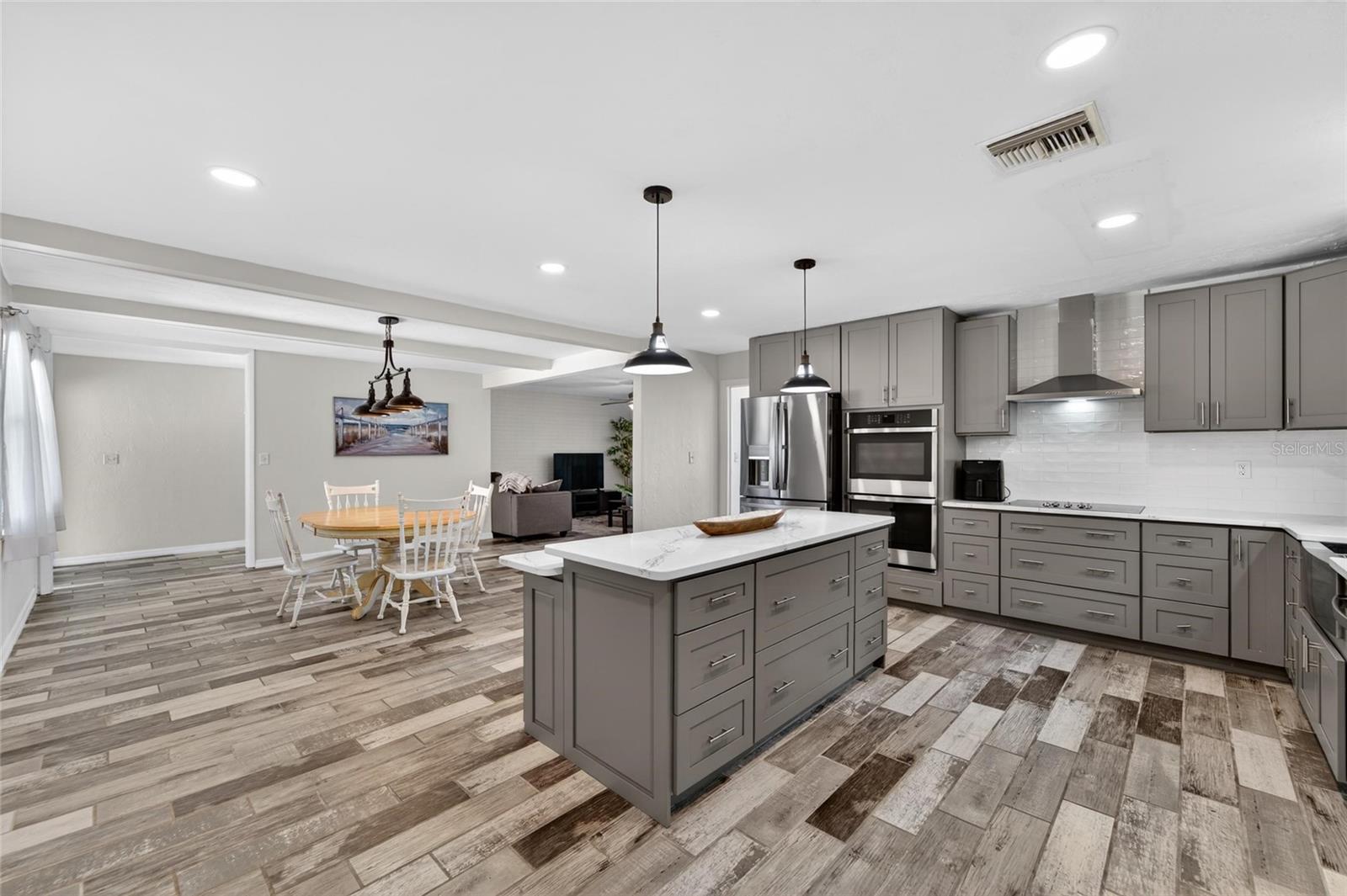 Listing photo id 5 for 2842 61st Lane N