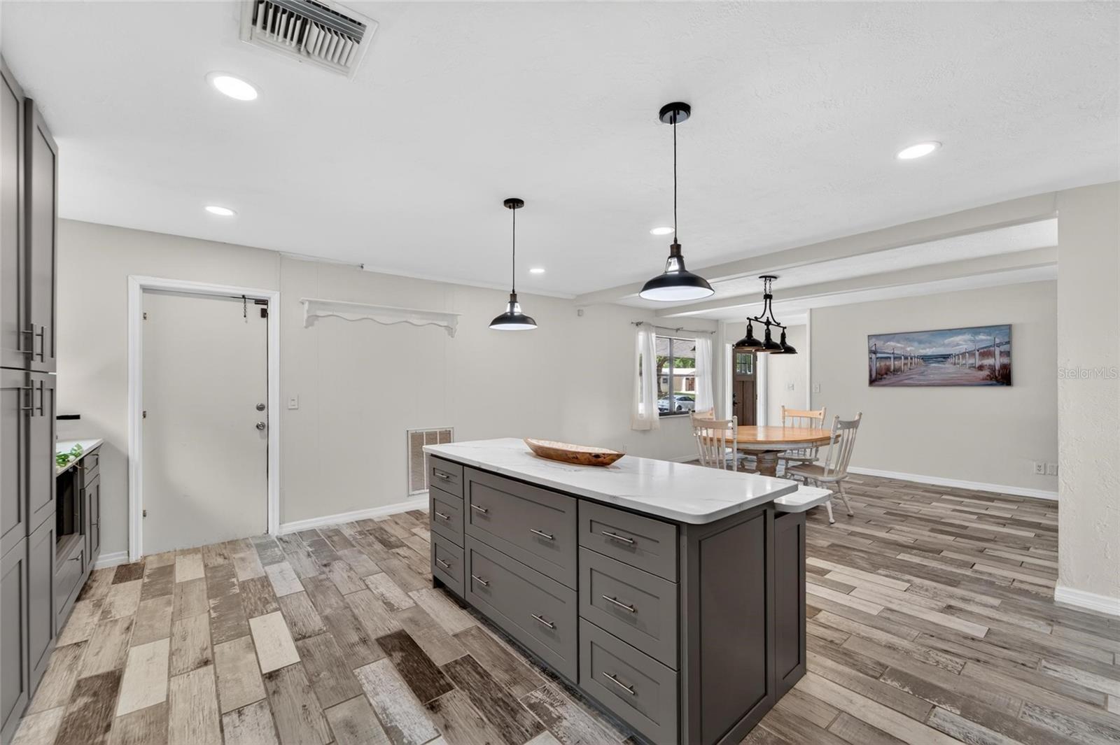 Listing photo id 7 for 2842 61st Lane N