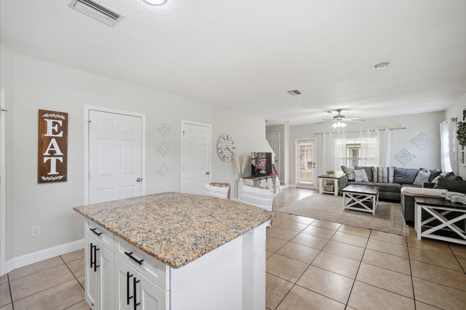 Listing photo id 8 for 4711 Chatterton Way