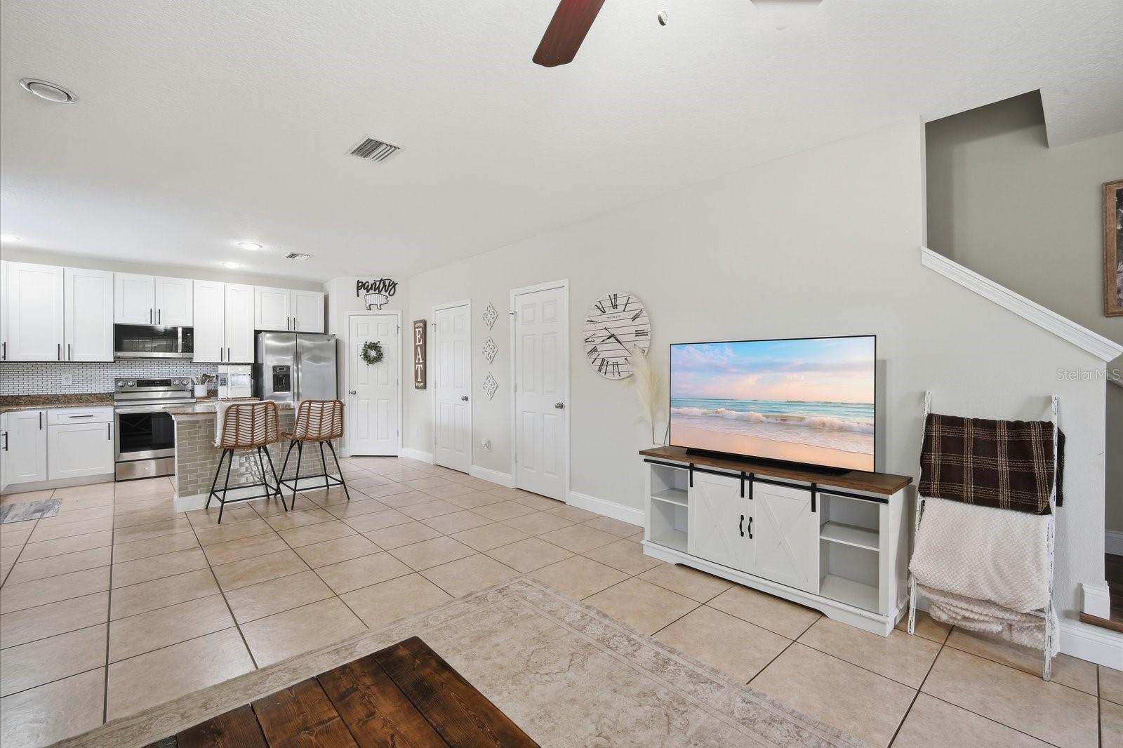 Listing photo id 12 for 4711 Chatterton Way
