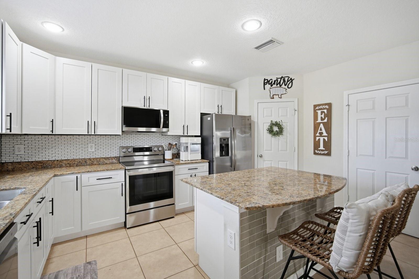 Listing photo id 3 for 4711 Chatterton Way