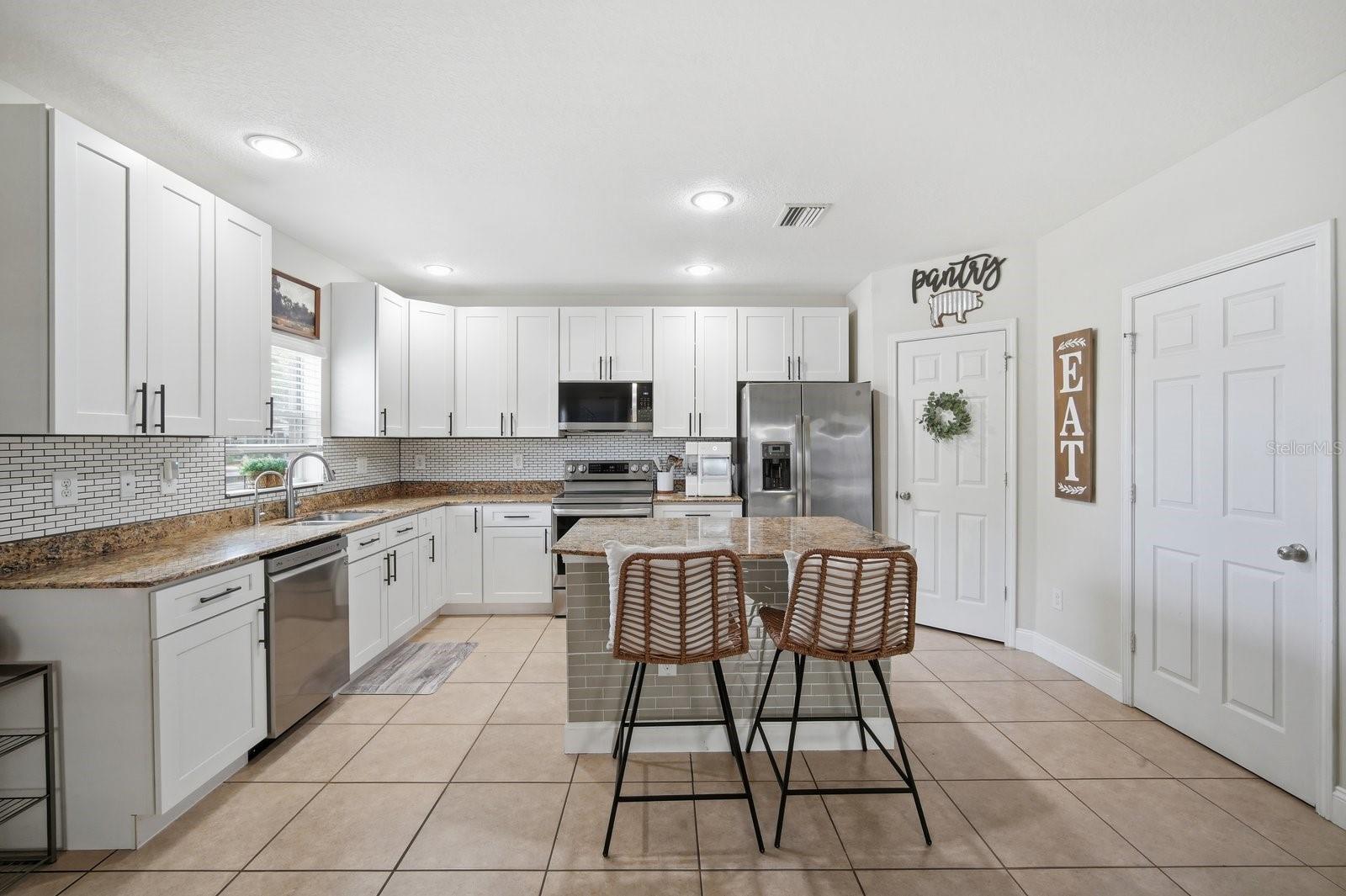 Listing photo id 4 for 4711 Chatterton Way