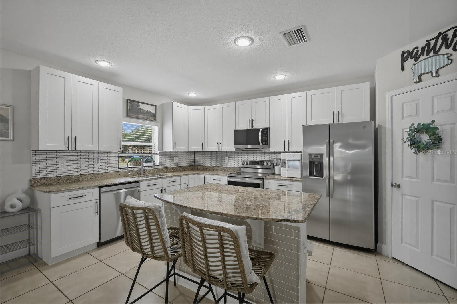 Listing photo id 5 for 4711 Chatterton Way