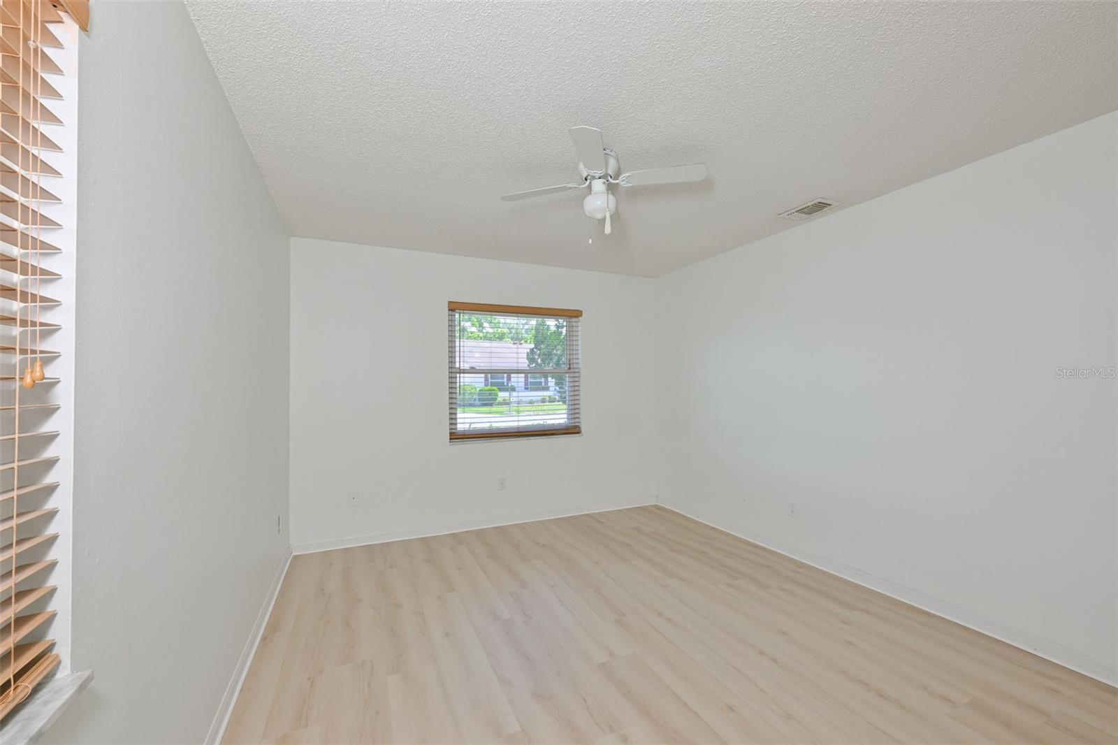 Image 31 of 99 For 511 Finsbury Circle B