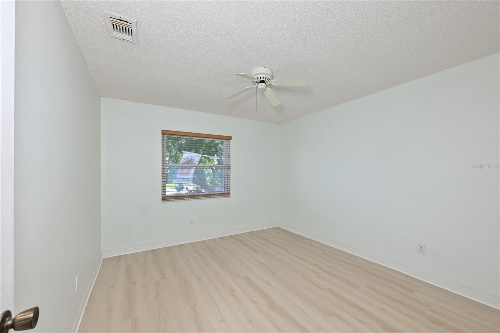 Image 34 of 99 For 511 Finsbury Circle B