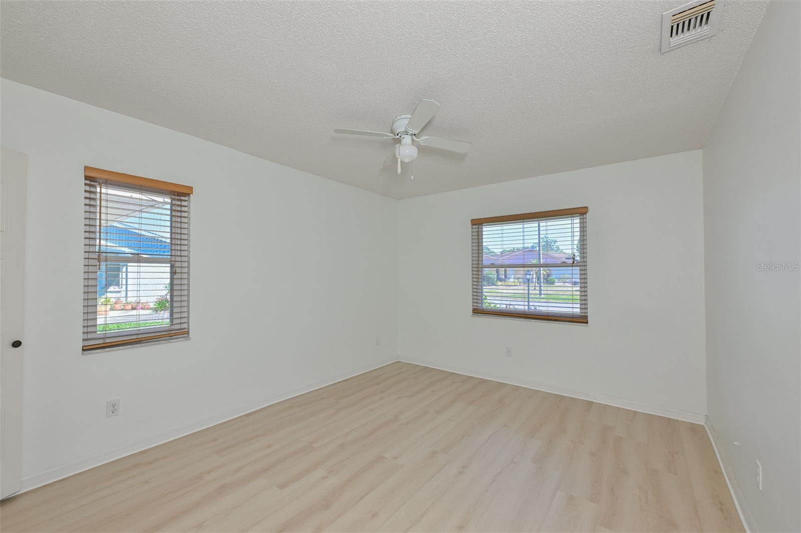 Image 6 of 99 For 511 Finsbury Circle B