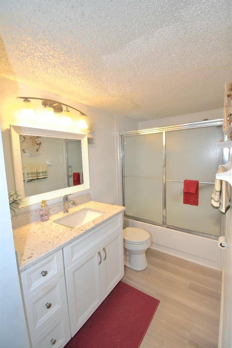 Image 11 of 21 For 952 Virginia Street 209