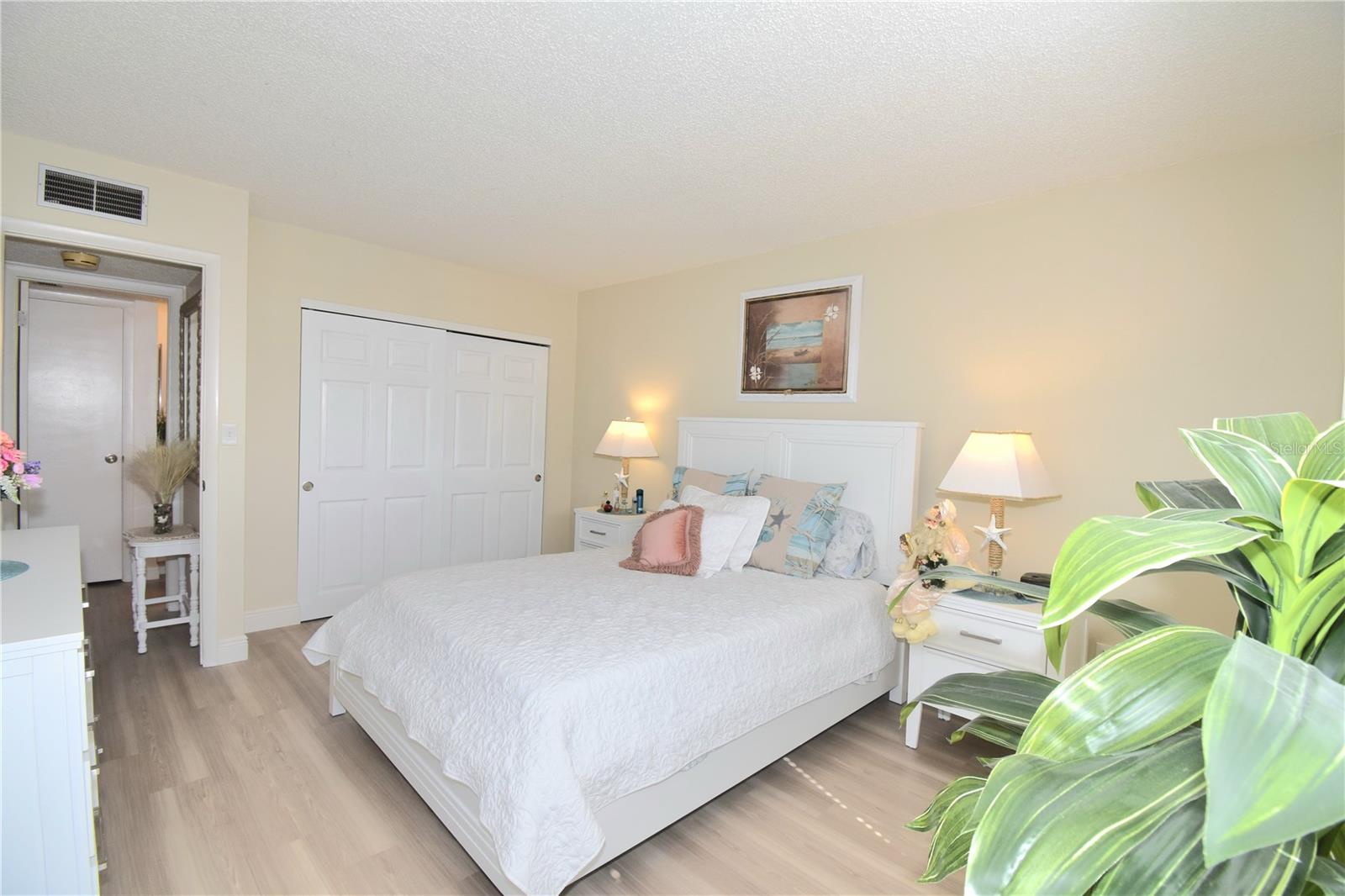 Image 15 of 21 For 952 Virginia Street 209