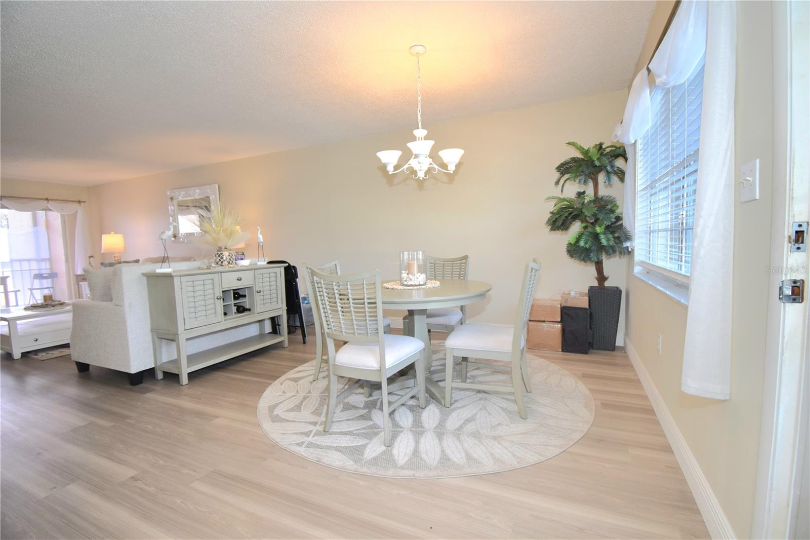 Image 19 of 21 For 952 Virginia Street 209