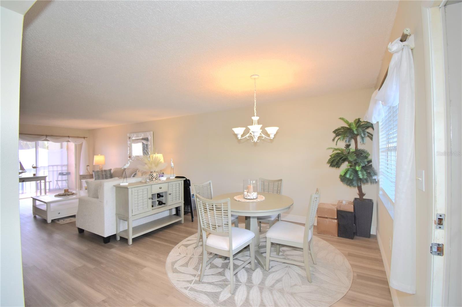 Image 5 of 21 For 952 Virginia Street 209