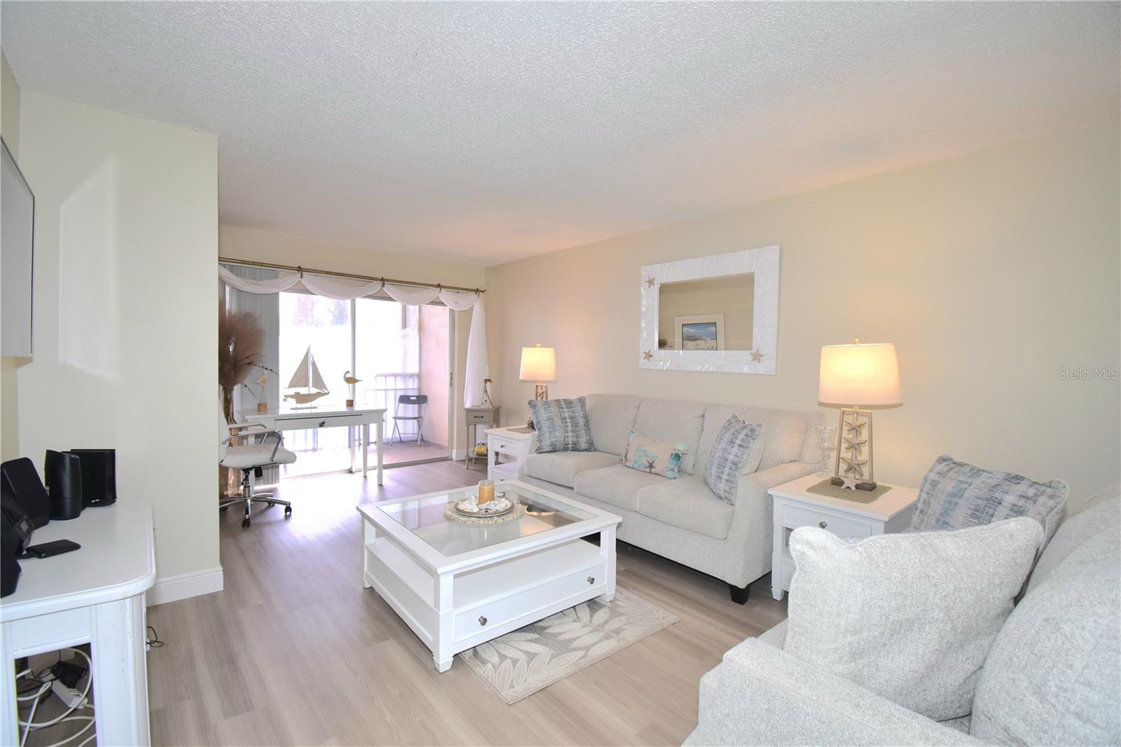 Image 6 of 21 For 952 Virginia Street 209