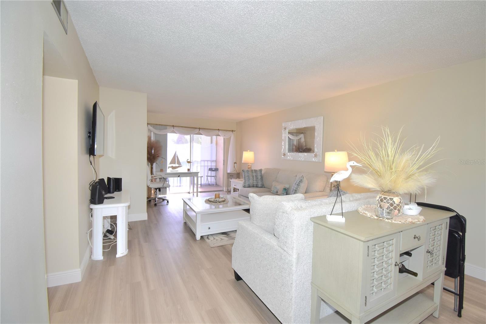 Image 7 of 21 For 952 Virginia Street 209