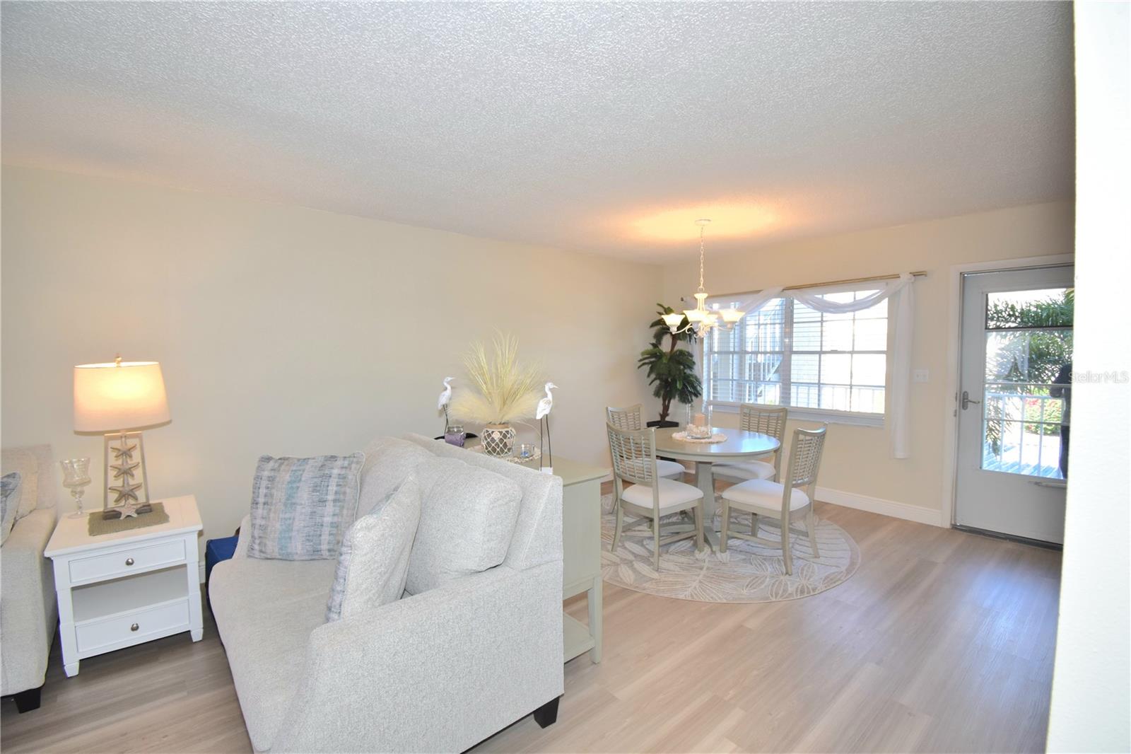 Image 8 of 21 For 952 Virginia Street 209