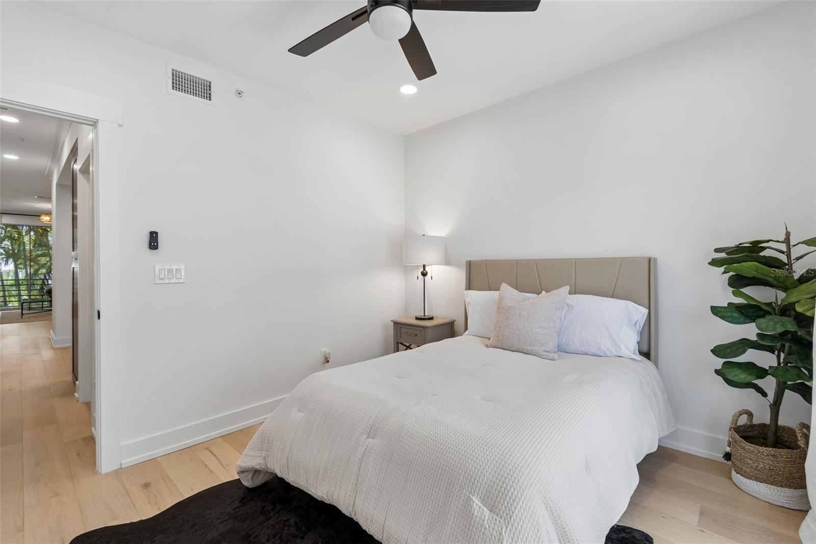 Image 20 of 57 For 320 Island Way 302