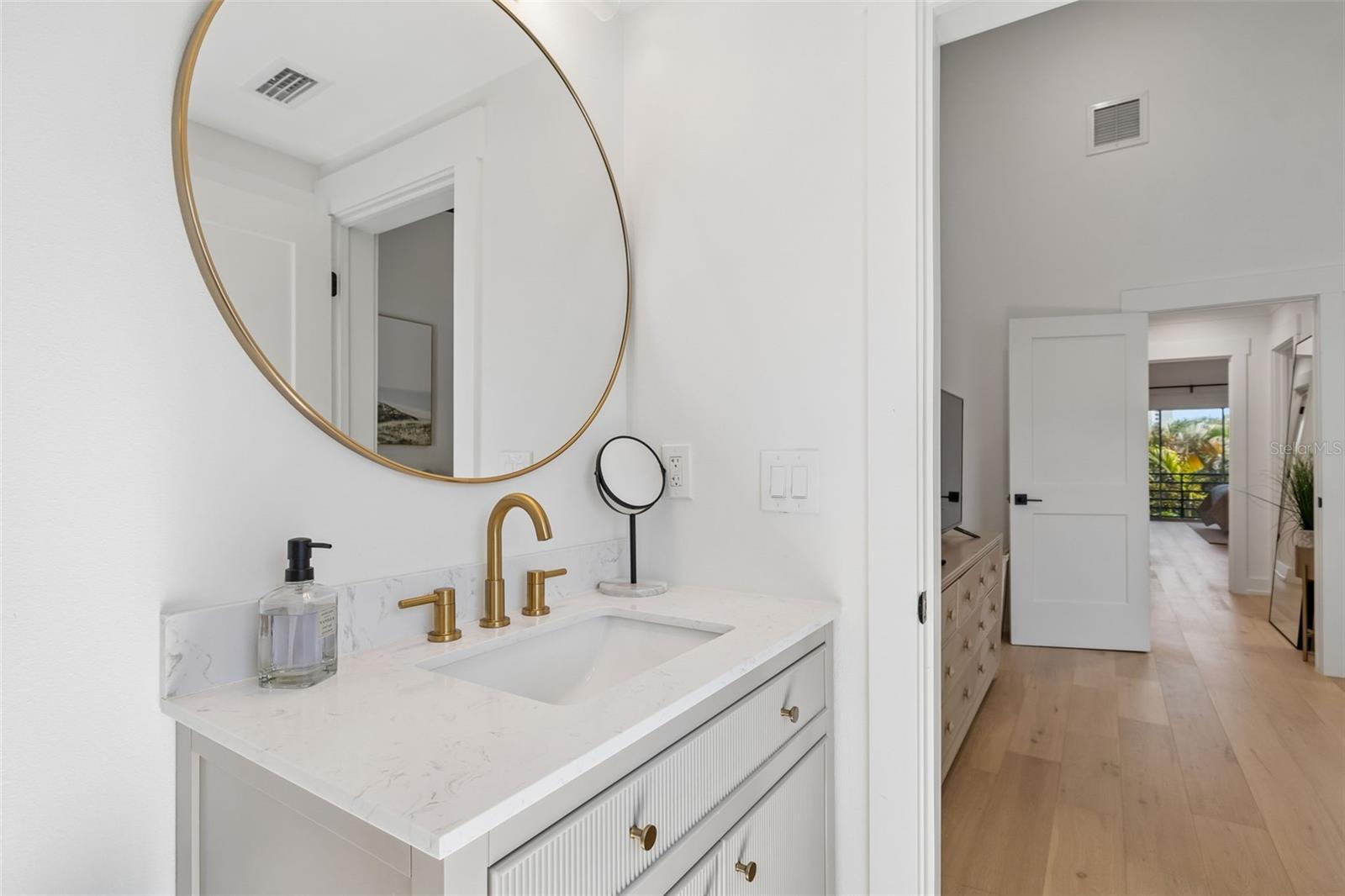 Image 22 of 57 For 320 Island Way 302